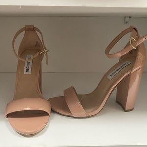 Like new Steve Madden nude patten leather pump. Size 7